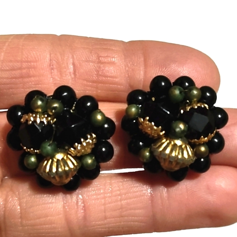VINTAGE GREEN, BLACK GOLD-TONE CLUSTERED BEADED CLIP-ON 1" EARRINGS
